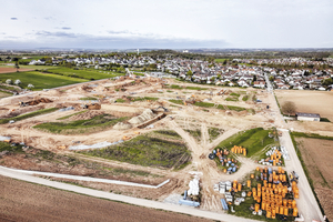  Rückblick: Feierliche Zeremonie im Neubaugebiet „Linkenbrunnen“ in Oedheim. Die Gemeinde ist eine von drei Kommunen im gesamten Bundesgebiet, die als Erste ein neu entwickeltes nachhaltiges Abwassersystem von Rehau einsetzte 