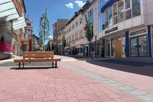  Auf einer Fläche von ca. 2200 Quadratmetern erfolgte der Straßenausbau niveaugleich mit einseitiger Anordnung einer Muldenrinne aus Betonsteinen 