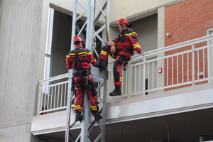  Die Höhenretter der Feuerwehr Dortmund zeigten während des Fachkongresses für Absturzsicherheit 2024 in der DASA in Dortmund praxisnahe Rettungsübungen 
