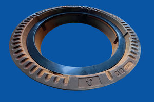  Mit dem Ausgleichsring aus Polyethylen wird der Höhenunterschied zwischen bestehendem Rahmen und neuer Abdeckung egalisiert 