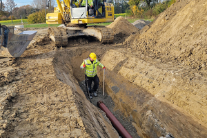  Die Mitarbeiter der bauausführenden Redeker Tiefbau GmbH kommen auf der Baustelle dank der einfachen Handhabung des HS-Kanalrohrsystems gut voran 