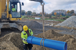  Eine besonders geringe Überdeckung von teilweise nur 60 Zentimetern unter Geländeoberkante besteht bei den Kanalrohren für Regenwasser, die in blauer Farbe gekennzeichnet sind 