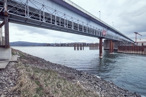  Im Gegensatz zum gängigen Baustellenzugang per Boot oder Schiff ging das Bauunternehmen Meyer für den Neubau der Pfaffendorfer Rheinbrücke bei Koblenz aus Effizienzgründen einen neuen Weg. Während die Materialanlieferung zu den Spundwandkästen per Kran erfolgt, wurde für das Baustellenpersonal beziehungsweise Kabelleitungen ein temporärer Gerüststeg aus den Layher Trägerlösungen Allround Brückenträger und Allround Fachwerkträger errichtet. Dieser dient gleichzeitig als Rettungsweg 