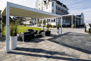  La Tierra-Platten von Kann in Muschel­kalkoptik setzen die Außenanlagen der Meergut Hotels in Kühlungsborn in Szene  