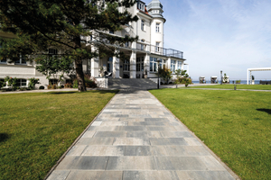  Auf den Zugangswegen unterstreichen die Plattenbeläge in Muschelkalkoptik die klassische Bäderarchitektur der Hotelbauten  