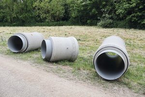  Das innenliegende PVC-U-Rohr beugt durch die glatte Wandung Ablagerungen und Korrosion vor und sorgt für eine gute Hydraulik, während die äußere Betonhülle hohe Stabilität mit sich bringt 