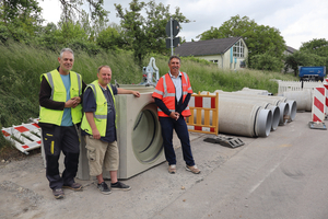  Trafen sich zur Besprechung vor Ort auf der Baustelle (v.l.n.r.): Robert Jerinkitsch vom Bereich Abwasseranlagen bei der Stadt Großbottwar, Christian Opitz, stellvertretender Amtsleiter und Bauleiter vom Zweckverband Verbandsbauamt Großbottwar, und Rüdiger Göbel, Fachberater der P.V. Betonfertigteilwerke GmbH 