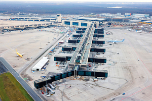  Für das neue Terminal 3 am Flughafen Frankfurt werden drei neue Flugsteige und ein quaderförmiger Hauptbau errichtet 
