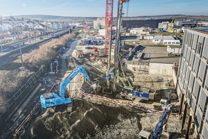  Mit 23 Tonnen Einsatzgewicht und leistungsstarkem Lithium-Eisenphosphat-Akku arbeitet der Bagger leise, emissionsfrei und zuverlässig unter realen Bedingungen 