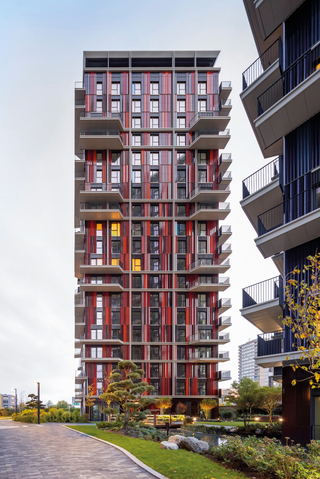 Das monochrom-rote Hochhaus Cascades Two