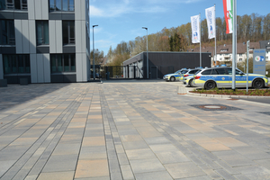  Die Hauptzufahrt zur neuen Polizeiwache in Gummersbach wurde 2018 mit einem Pflastersystem befestigt, das sowohl optisch als auch technisch überzeugte 