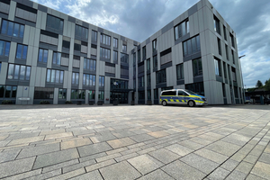 Der Haupteingang an der Vorderseite des Gebäudes: Die Pflasterformate passen nach sieben Jahren Nutzungsdauer auch heute noch optisch sehr gut zur modernen Fassade des Gebäudes 