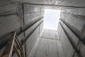  Die lichten Maße der vorderen Kammer betragen 2,15 Meter x 1,60 Meter und die der hinteren Kammer 1,00 Meter x 1,60 Meter. Nach oben hin ist das Mönchbauwerk komplett offen 