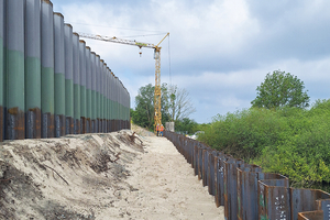  Mit Hilfe der zweiten parallel eingebrachten Spundwand entsteht die temporäre Arbeitsebene 