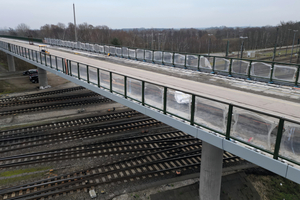  Neu montierte Hybridkappen auf der Ostseite inklusive Berührschutz des Rad- und Gehwegs 