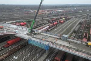  Abbruch- und Montagearbeiten an den Hybridkappen während einer 24-Stunden-Sperrpause 