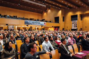 Neben der Fachausstellung mit vielen Partnern können sich die Teilnehmenden in zahlreichen Vorträgen zu den unterschiedlichen Neuheiten und Trends der Baubranche informieren