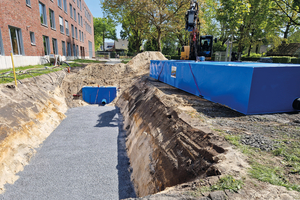 Mit einer 25 Zenti-meter dicken Auflagerschicht und einer fünf Zentimeter starken Sauberkeitsschicht ist die Grube vorbereitet für das Setzen der zweiten KS-Bluebox