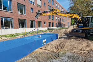 Aufgrund des relativ leichten Gewichts kann die aus kunst-stoffummantelten D-Raintank 3000-Elementen bestehende KS-Bluebox problemlos in die Baugrube gehoben werden