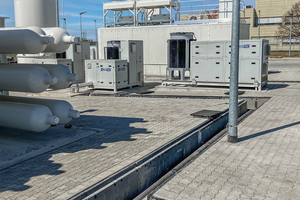 Die Versorgungkanäle erstrecken sich über die ganze Anlage. Das Leitungssystem für den grünen Wasserstoff läuft ohne Unterbrechung vom Elektrolyseur bis an die Zapfsäulen der Tankstelle