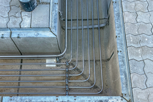 Die Wasserstoffleitungen sind in den Versorgungkanälen verschraubt. Die Leitungen sind übersichtlich und leicht zugänglich für Wartung oder Reparaturen