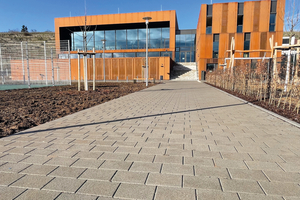  Geschmeidige Oberfläche: Die Offenporigkeit ist dem wasserdurchlässigen Stuttgarter Sickerstein nicht anzusehen 