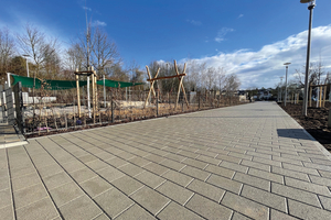  Für die zentrale Wegeachse fiel die Wahl auf den Stuttgarter Sickerstein in schlichtem Grau 