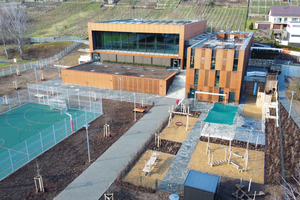  Das Areal der sanierten Gemeindehalle in Kirchheim am Neckar wurde mit dem wasserdurchlässigen Stuttgarter Sickerstein aus dem Betonwerk Adolf Blatt befestigt 