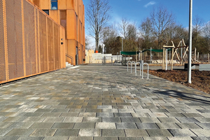  Der changierende Farbton Sonora passt optisch gut zur Fassade aus Cortenstahl 