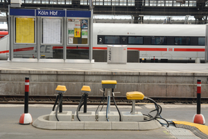 Um die Signaltechnik vor Beschädigungen zu schützen, wurden rundum Bordsteine auf-geklebt