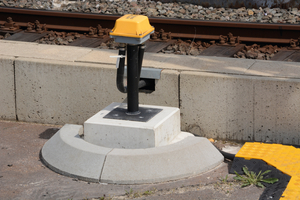 Saubere Lösung: Durch den werkseitigen Schneideprozess werden die sonst üblichen fertigungsbedingten Höhenschwankungen bei den Bordsteinen eliminiert und damit die Steine für die Verklebung sozusagen kalibriert. Maßtoleranzen sind damit nahezu ausgeschlossen