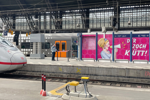  Sämtliche verwendeten Flachbordsteine im Querschnitt 20 x 25 Zentimeter wurden werkseitig auf eine exakt gleiche Bedarfshöhe von 12 Zentimeter geschnitten und auf dem asphaltierten Bahnsteig verklebt 