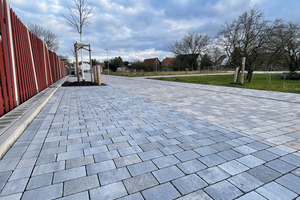  Schön und dennoch belastbar: Auf den Parkplätzen des Neubaugebietes können auch Belastungen durch schwere Fahrzeuge der Pflasterfläche nichts anhaben. Das Pflaster wirkt edel mit der platin-texturierten Oberfläche 