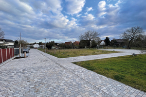  Noch fehlen die Häuser im Neubaugebiet in Rodau. Die neue Flächenbefestigung sorgt schon für eine hohe Aufenthaltsqualität  