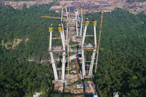 Der Blick entlang des Projekts verdeutlicht die Dimension der 182 Meter hohen Pylonen