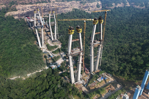 Eine Luftaufnahme des „Missing Link“ zeigt das herausfordernde Terrain der Baustelle