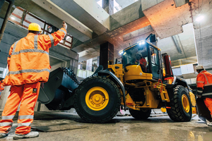 Auf dem Weg von der Ladestation zur Schleuse – hier kommt es beim Reinfahren auf jeden Zentimeter an