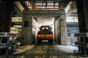 Durch diese Schleuse müssen alle Maschinen durch, um unter der Druckluft zu arbeiten