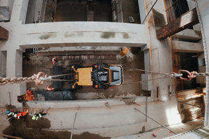 Der Radlader L120 Electric wird auf 26 Meter Tiefe sicher empfangen