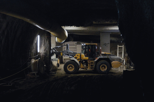 Der Radlader transportiert den gelösten Ausbruch vom Tunnelkopf zur Transportmulde