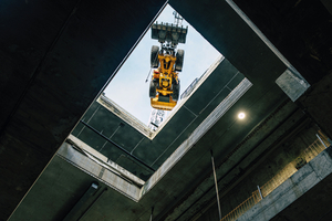 Der 20-Tonnen-Radlader L120 Electric wird in die Tiefe von 26 Metern abgelassen