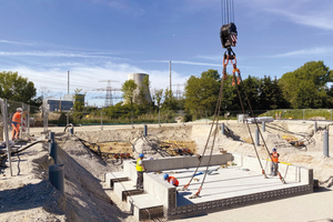  Die Montage der bis zu 35 Tonnen schweren Betonelemente erfolgte passgenau vom Montageteam der Firma Kleihues mit Mobilkran 
