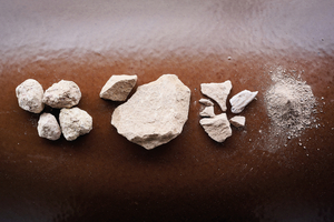  Ton, Wasser und Schamotte sind die drei natürlichen Komponenten der Steinzeugrohre 