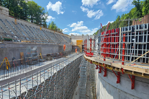  Links oben ist die geneigte Tauchwand zu sehen, darunter das Längswehr, das später mit Schlauchwehren bestückt wird und bei Bedarf Hochwasser in den Kanal (Mitte) überlaufen lässt 