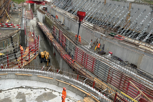  Zwischen den Rundwänden wird das Wasser in die unterirdische Röhre mit 6,6 Meter Durchmesser gelenkt. Der gesamte Bereich wird derzeit überdeckelt und über dem Einlaufbereich des Stollens ein Betriebsgebäude errichtet. Letztlich wird der Deckel begrünt, sodass von dem Bauwerk fast nichts mehr zu sehen sein wird 