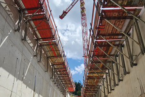  KAB-Klapparbeitsbühnen an den Wänden eines Wassereinlasses 