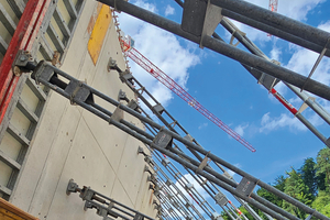  Die geneigte Tauchwand wird mit Triplex-SB-Stützen gesichert, bis sie eine Einheit mit der Überdeckelung bildet 