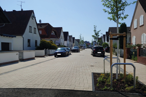  Hier erfolgt die Versickerung über Mulden-Rigolen und insgesamt 12 Baumrigolen 