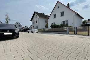  Lässt sich schnell und einfach verlegen: das Pflastersys-tem Combiconnect mit werkseitig fixiertem EPDM-Profil  