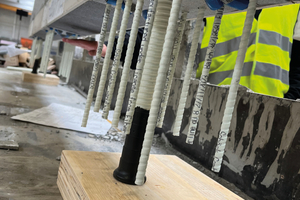  Beim Aufstell­versuch mit einem Prototyp im Fertig­teilwerk wurde die Stabilität der Montagestütze in Verbindung mit dem neuen Einbausystem überprüft 